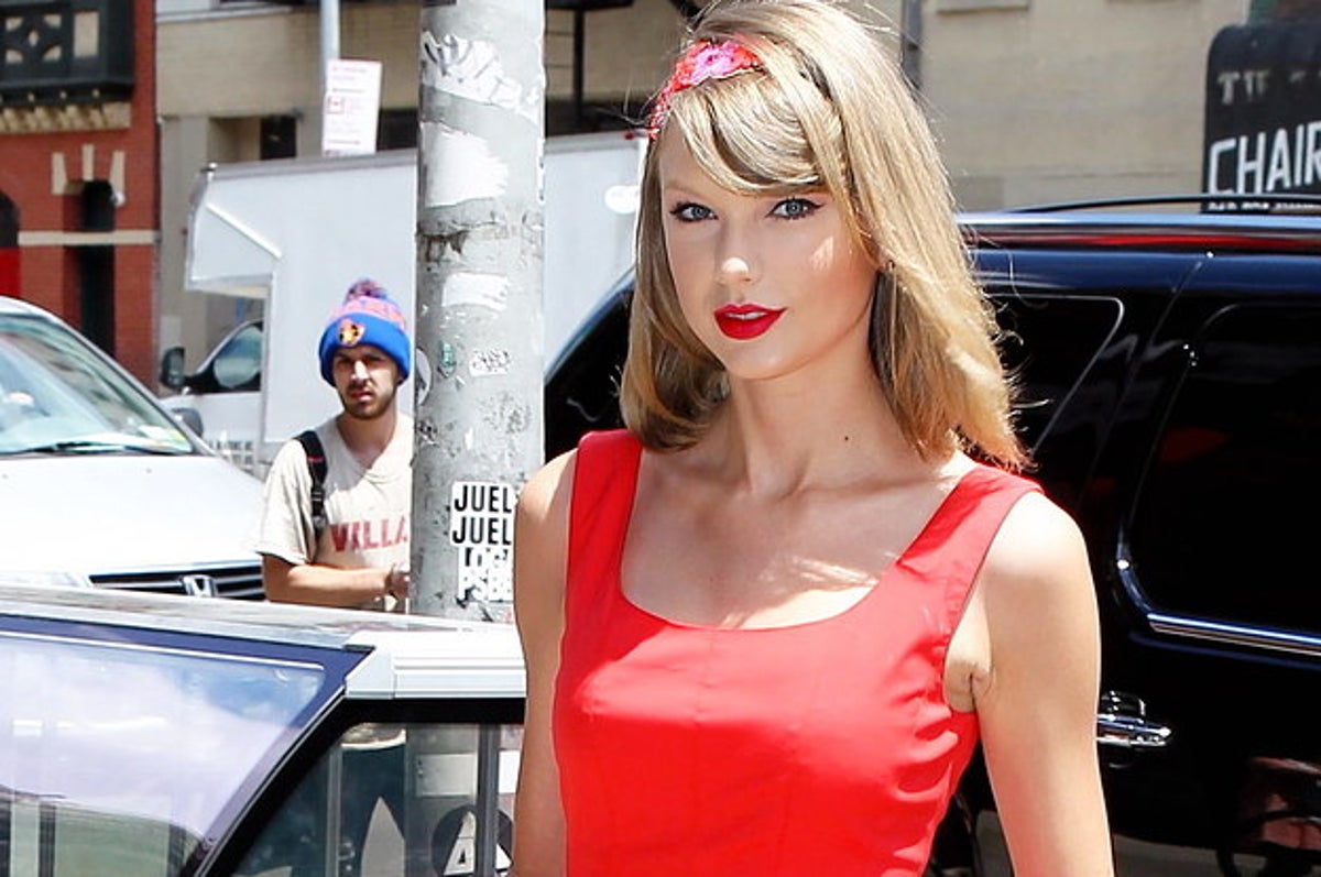 Taylor Swift, Travis Kelce's Leading Lady, Gracefully Arrives at Lover's Abode Prior to Chiefs' Epic Showdown with Eagles!