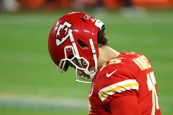 "Patrick Mahomes Bears His Soul: Overwhelmed by Emotions of Rejection from Teammates After Chiefs' Stinging Loss to Eagles"