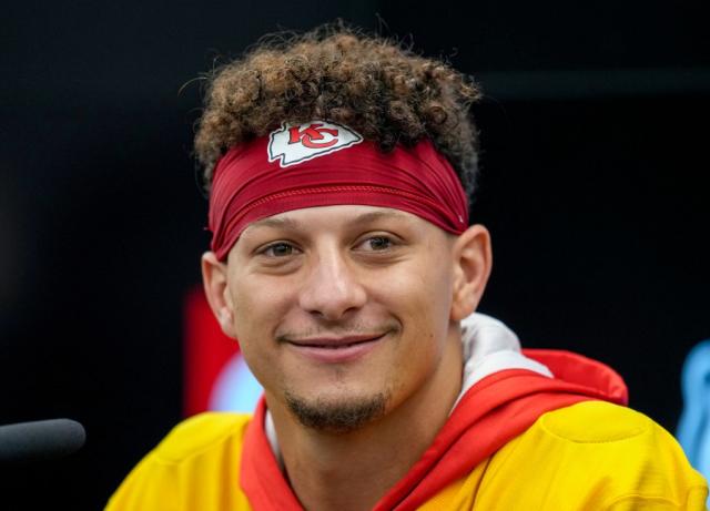 "Could an ideal role model engage in such behavior? Patrick Mahomes faces online criticism for a seemingly imprudent action during a live interview.