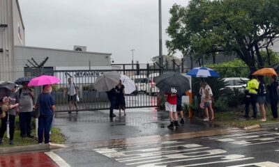 Fans of Taylor Swift waited in the rain in Sydney, Australia, to greet the megastar as she arrived ahead of four scheduled stadium shows[VIDEO]