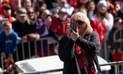 Donna Kelce spreads love on valentine day: handed out Valentine's Day roses to Chiefs fans on the parade route