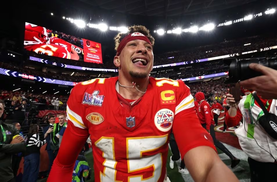 "Mahomes' Last-Minute Heroics: Chiefs Triumph Over 49ers with 3- Yard Touchdown Pass to Mecole Hardman with just 3 seconds left in Overtime"