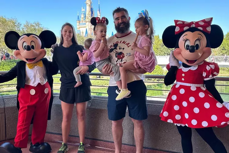 Jason Kelce Rides Tea Cups With Daughter, Roller Coaster with Mama Kelce in Cute Disney World Video.....My mom and daughters means the world